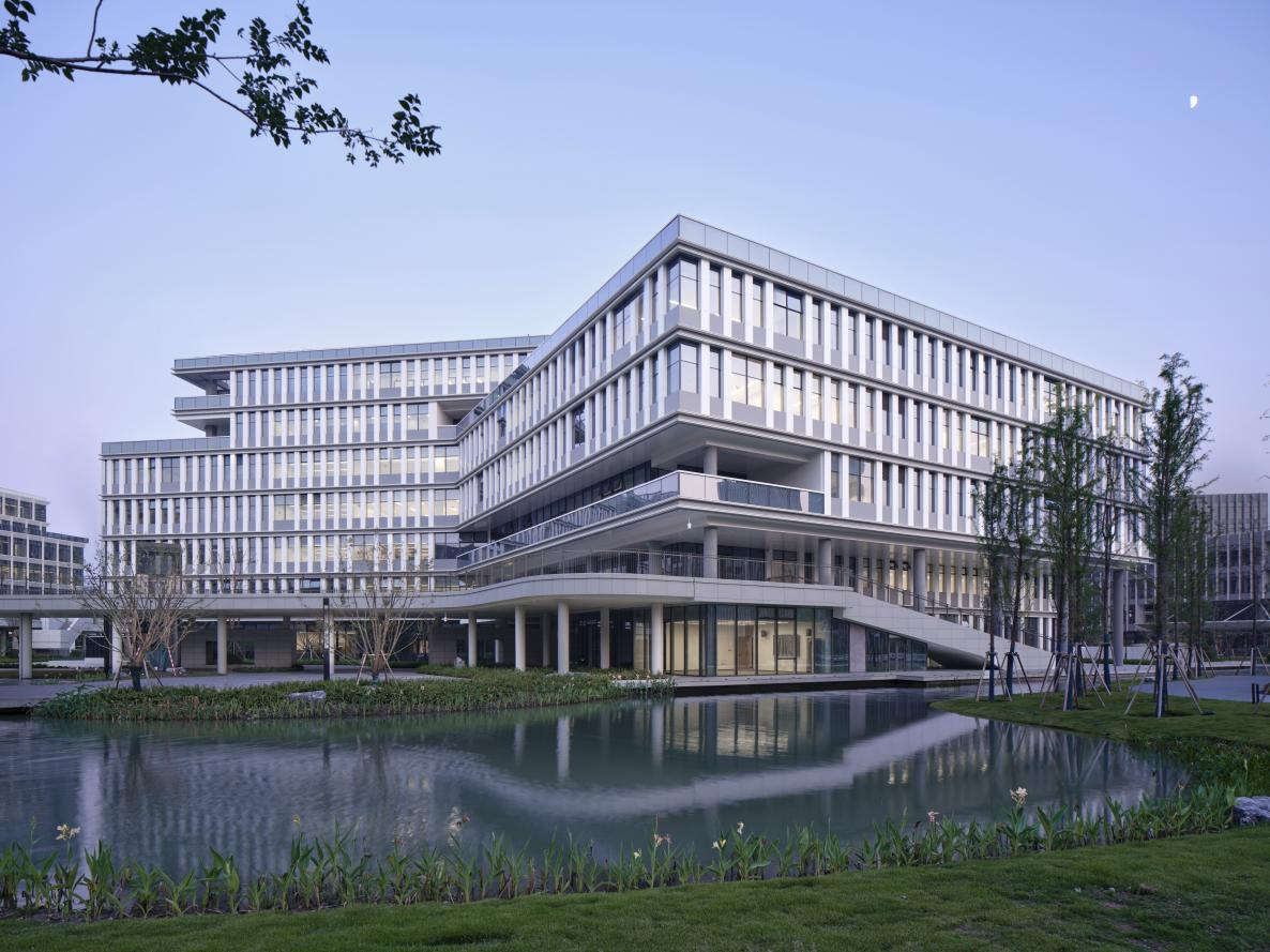 国泰建设承建的萧山西电电子科技产业园项目和浙江中医药大学新医科（中医）融创项目获建设单位表彰嘉奖